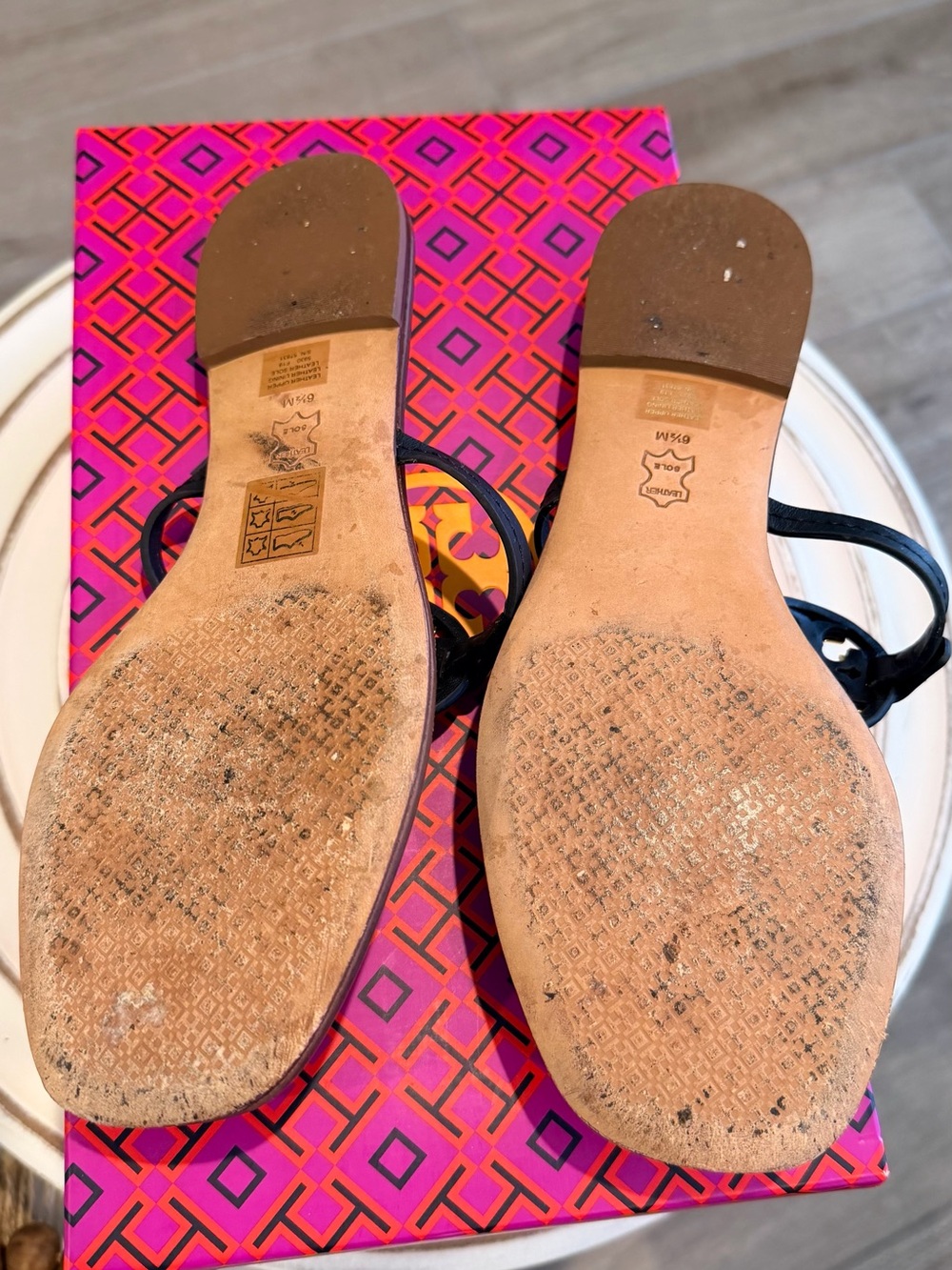 Tory Burch Black Leather Thong Sandals with Gold Logo Medallion - Picture 3 of 3